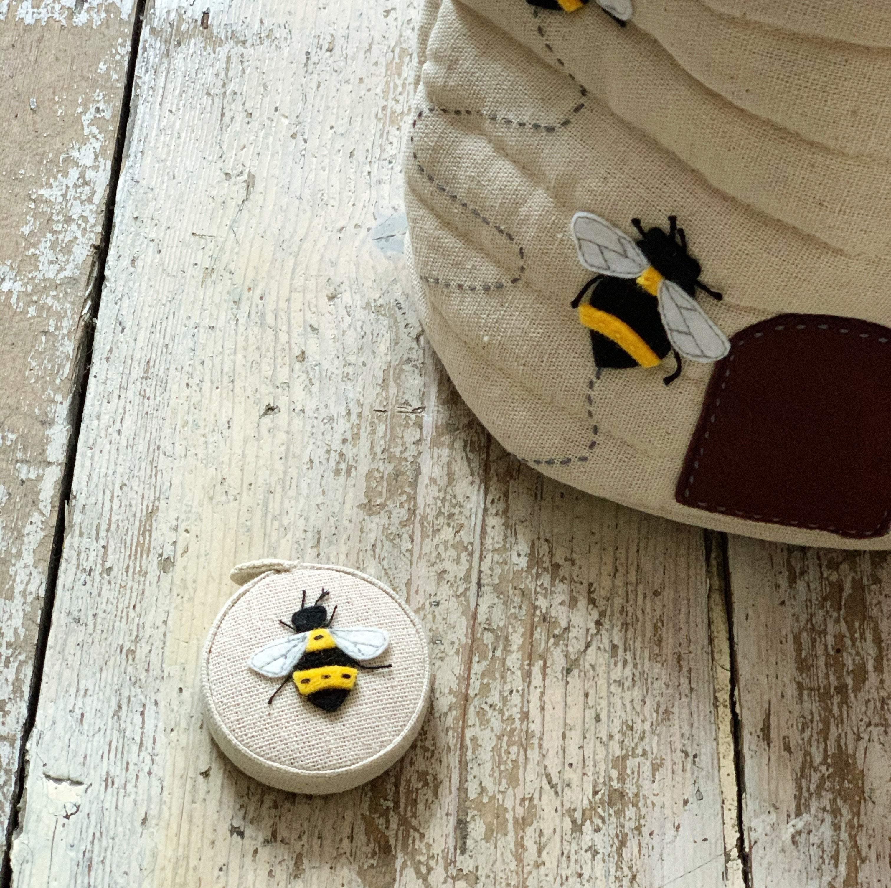 Appliqué Linen Bee Retractable Measuring Tape